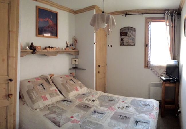 chambre à coucher avec rangement et décoration chambreacoucher